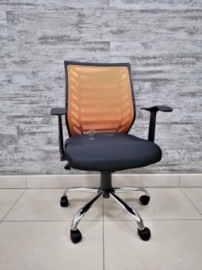 Кресло Barneo K-138 для персонала (черная ткань оранжевая сетка) в Златоусте - zlatoust.mebel-74.com | фото
